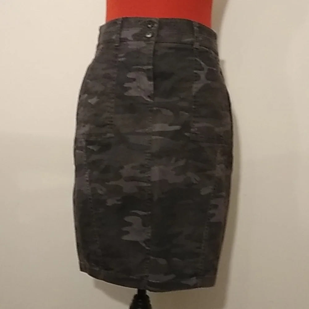LOFT GRAY CAMO PENCIL SKIRT NWOT